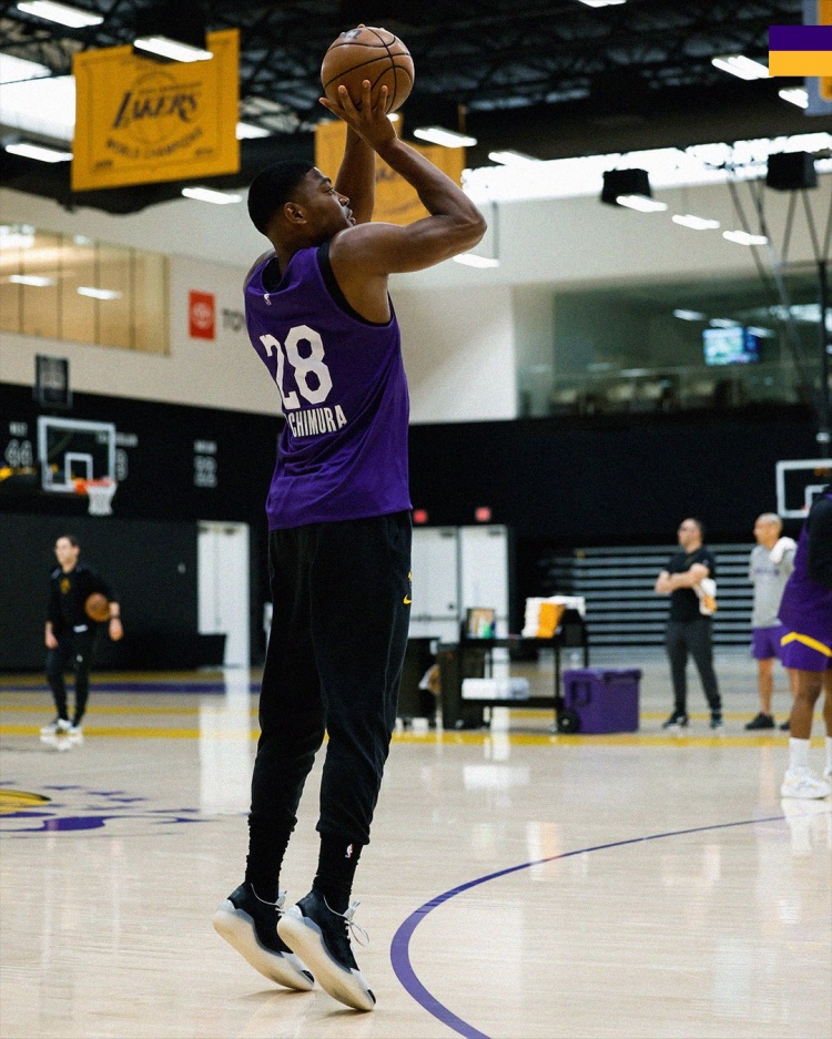 湖人客场前最后一练 官推晒图强调细节