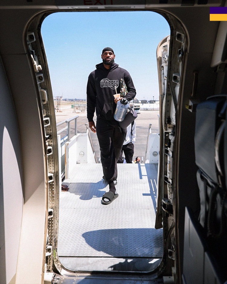 湖人官推晒登机照，G3客战火箭力争3-0