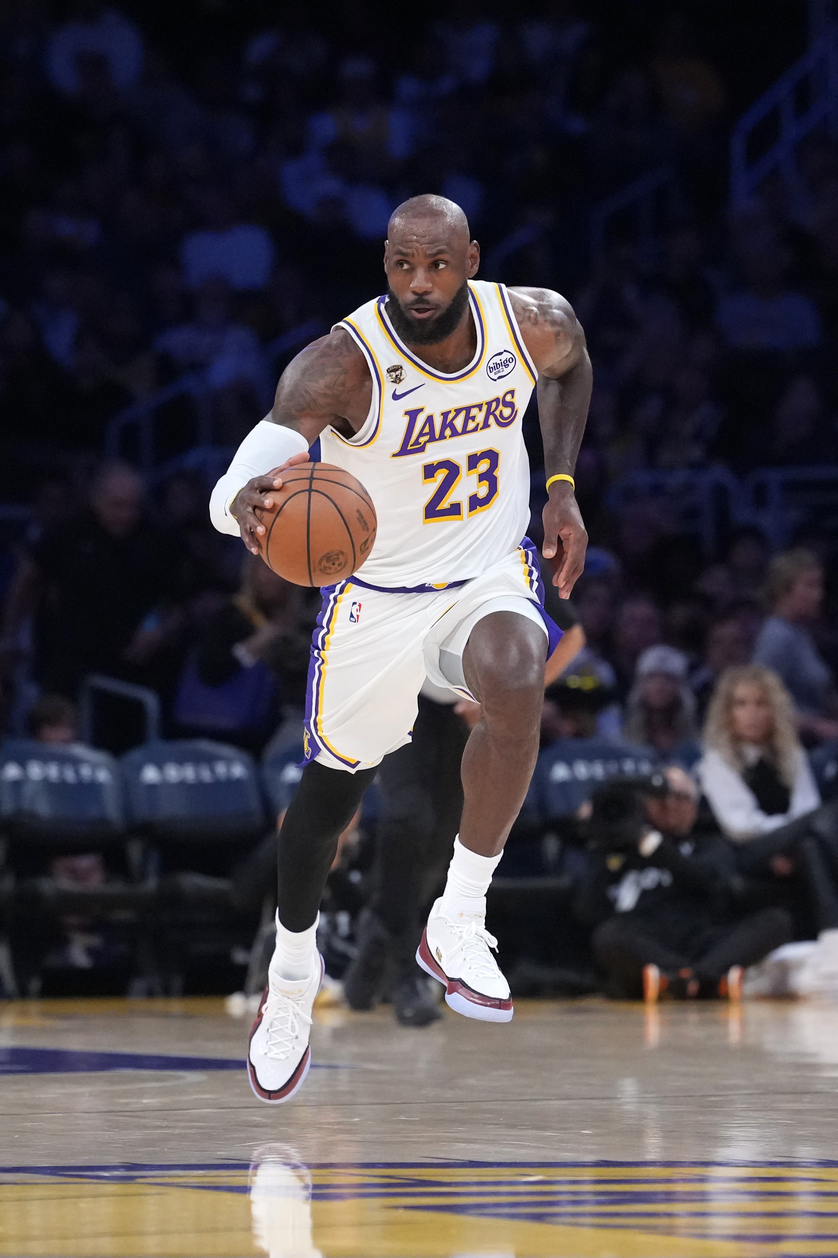 香农·夏普：詹姆斯场均25分7板7助，领袖角色从未褪色