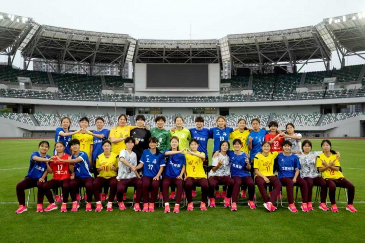 U17女足穿地方队球衣拍全家福 备战亚洲杯已与多支女超队热身