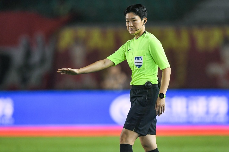 中国女裁判董方雨、谢丽君执法U17女足欧锦赛 创亚洲历史