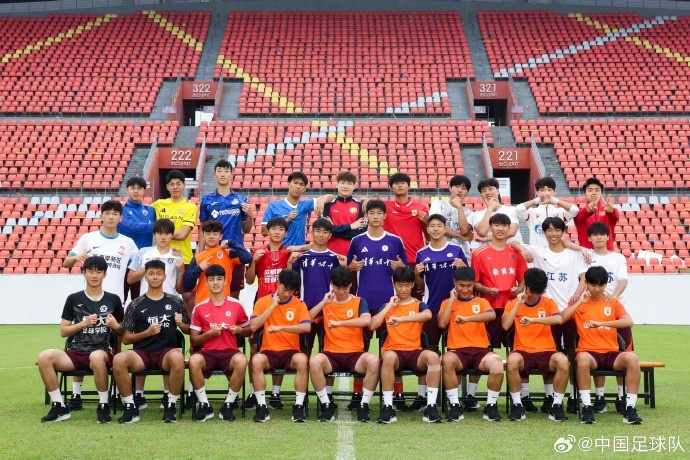 U17国少第三期集训2胜1平 29人穿母队球衣拍全家福