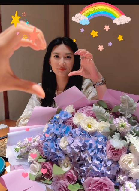 杨莉娜520晒挡脸比心照，与戴伟浚社媒互动未断