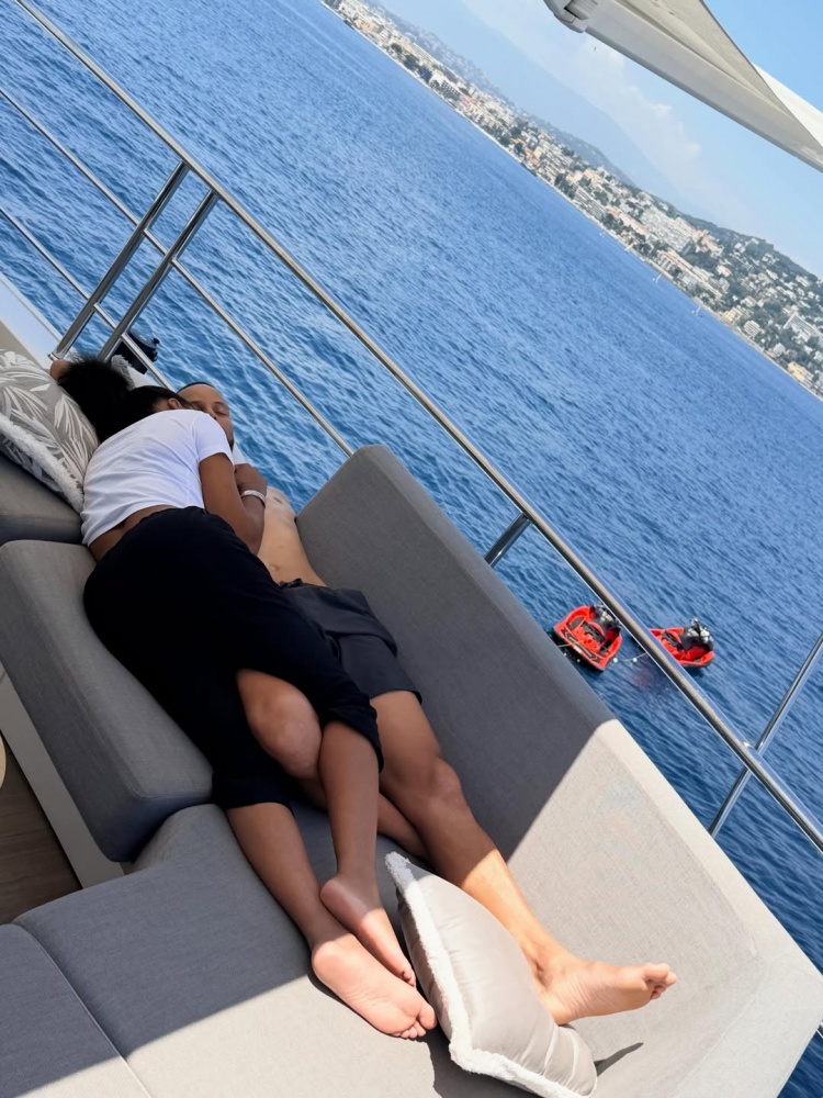 库里携妻子阿耶莎晒度假照 社媒更新坐船热舞视频