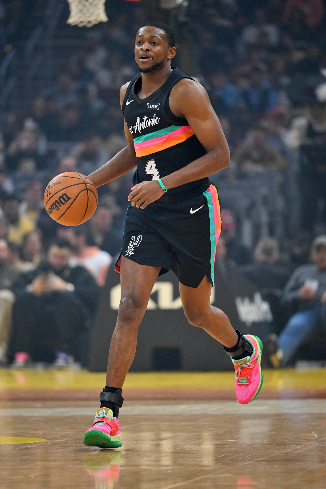 福克斯关键时刻9中3：马刺末节崩盘1-3陷入绝境