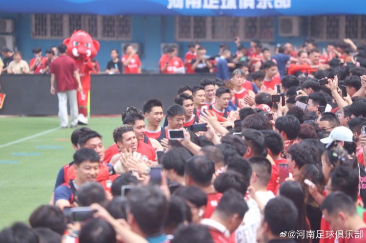 河南队间歇期备战公开:数百球迷冒暑观训,球员赛后集体签名 河南队间歇期备战公开:数百球迷冒暑观训,球员赛后集体签名